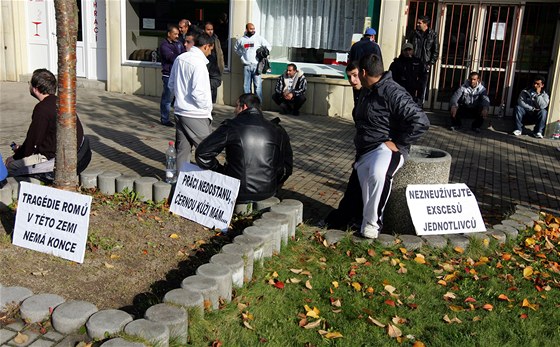 Místo demonstrací v Rotav a Oloví, na které mlo pijít a ti sta lidí, zasedli romtí pedáci k jednacímu stolu na rotavské radnici. (ilustraní foto)