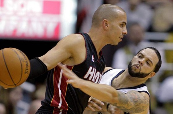 VYSTÍDALI SE V BESIKTASI. Carlos Arroyo (vlevo) a Deron Williams na sebe