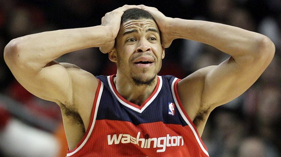 JaVale McGee z Washingtonu bhem utkání v Chicagu.