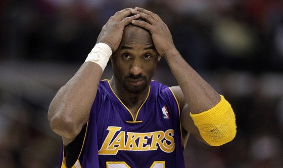 Kobe Bryant z Los Angeles Lakers v mstském derby s Clippers.