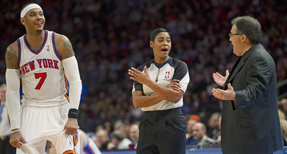 Basketbalová rozhodí Violet Palmerová v debat s trenérem Stanem Van Gundym, naslouchá jim Carmelo Anthony.