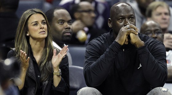 Michael Jordan v roli majitele Charlotte Bobcats a jeho snoubenka Yvette