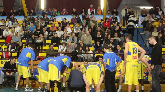 Basketbalisté Ústí nad Labem bhem time-outu.