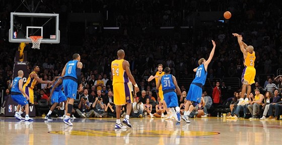 Derek Fisher (zcela vpravo) z LA Lakers dává rozhodující ko utkání s Dallasem.