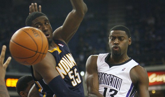 Tyreke Evans (vpravo) ze Sacramenta a Roy Hibbert z Indiany sledují odlétající