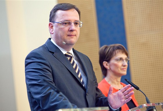 Petr Neas (ODS) a Alena Hanáková (TOP 09) bhem tiskové konference po jednání vlády (11. ledna 2012)