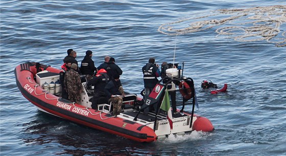 Potápi nali v úterý v potopeném vraku dalích pt tl obtí pátení nehody. (17. ledna 2012)