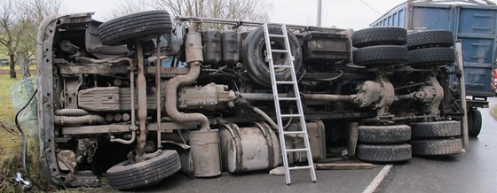 V Dlouh Louce u Moravsk Tebov se pevrtil kamion pevejc odpadky,