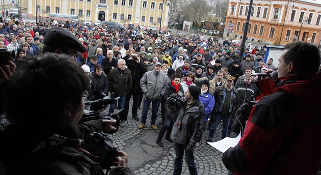 Podporu napadené rodin� vyjád�ily v ned�li ve Varnsdorfu více ne� dv� stovky lidí.