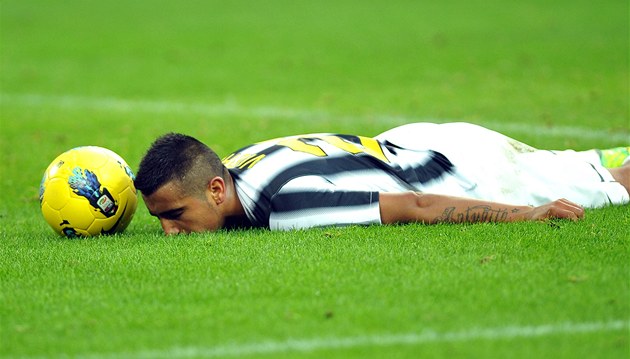 JAKO P�TROS. Jako by se Arturto Vidal z Juventusu sna�il po neprom�n�né �anci v