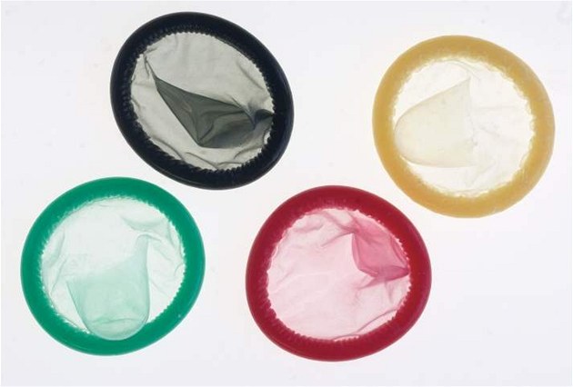 Mládež v Indii fetuje kondomy. Vyrábí si z nich drogový koktejl