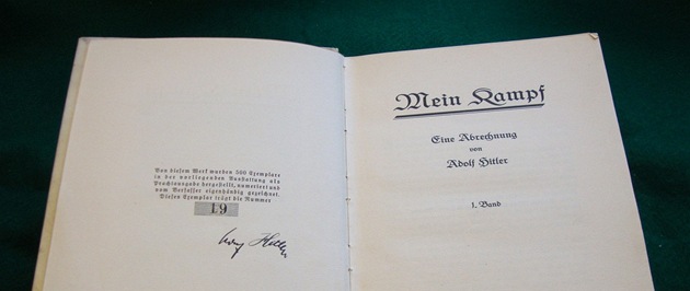 Hitlerem podepsaný text Mein Kampf se �asto objevuje v nejr�zn�j�ích aukcích.