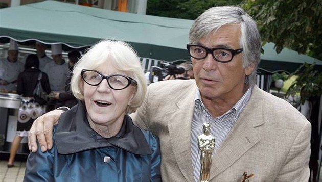 Ceny �eské filmové kritiky p�edají i dlouholetí kolegové a p�átelé Eva Zaoralová a Ji�í Barto�ka. Sami od noviná�� p�ed �ty�mi lety dostali na karlovarském festivalu Oscara.