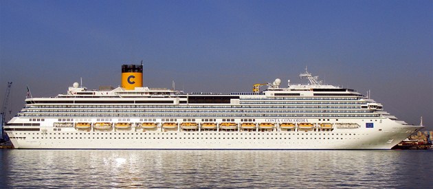 Potopení lodi Costa Concordia se odehrálo jen metry od břehu. Chaos stál 33 životů