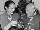 Pablo Picasso s jednou ze svch en Francoise Gilotovou na oslav svm...