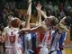 Podkoov souboj v derby mezi basketbalistkami Hradce Krlov (v blm) a