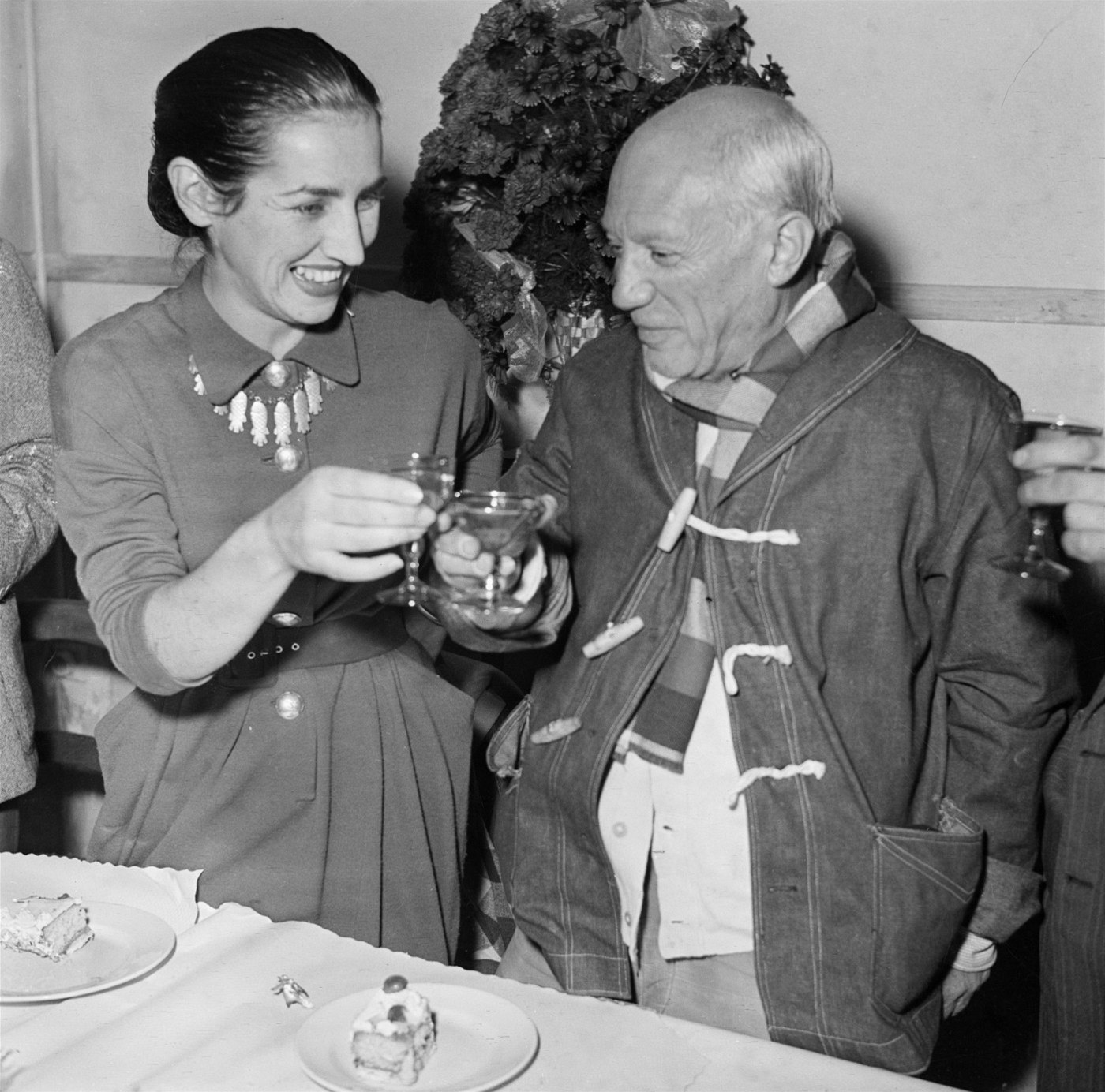 Pablo Picasso s jednou ze svých �en Francoise Gilotovou na oslav� svým...