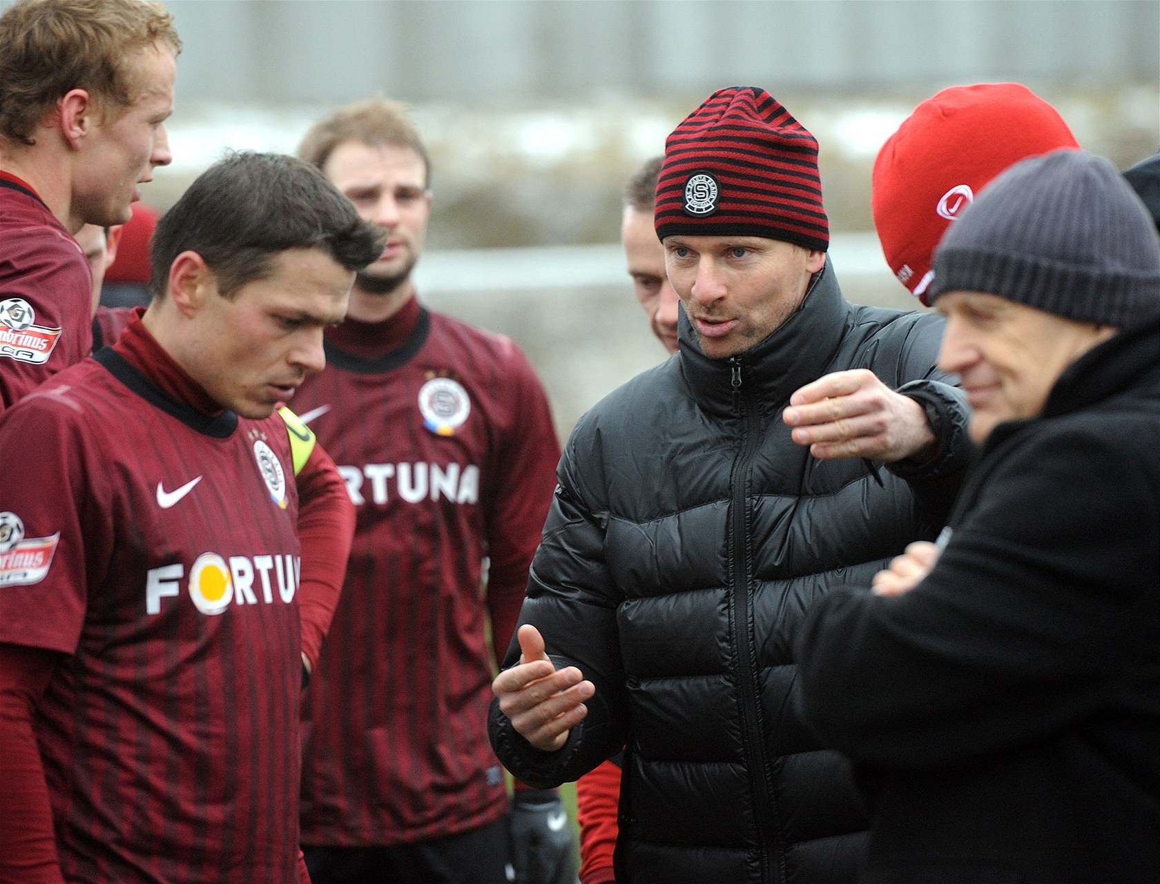 PLÁNY NA TITUL. Spar�anský trenér Martin Ha�ek a generální sportovní mana�er Jaroslav H�ebík dávají pokyny hrá��m v zimní p�íprav�. Podle bookmaker� získají titul.