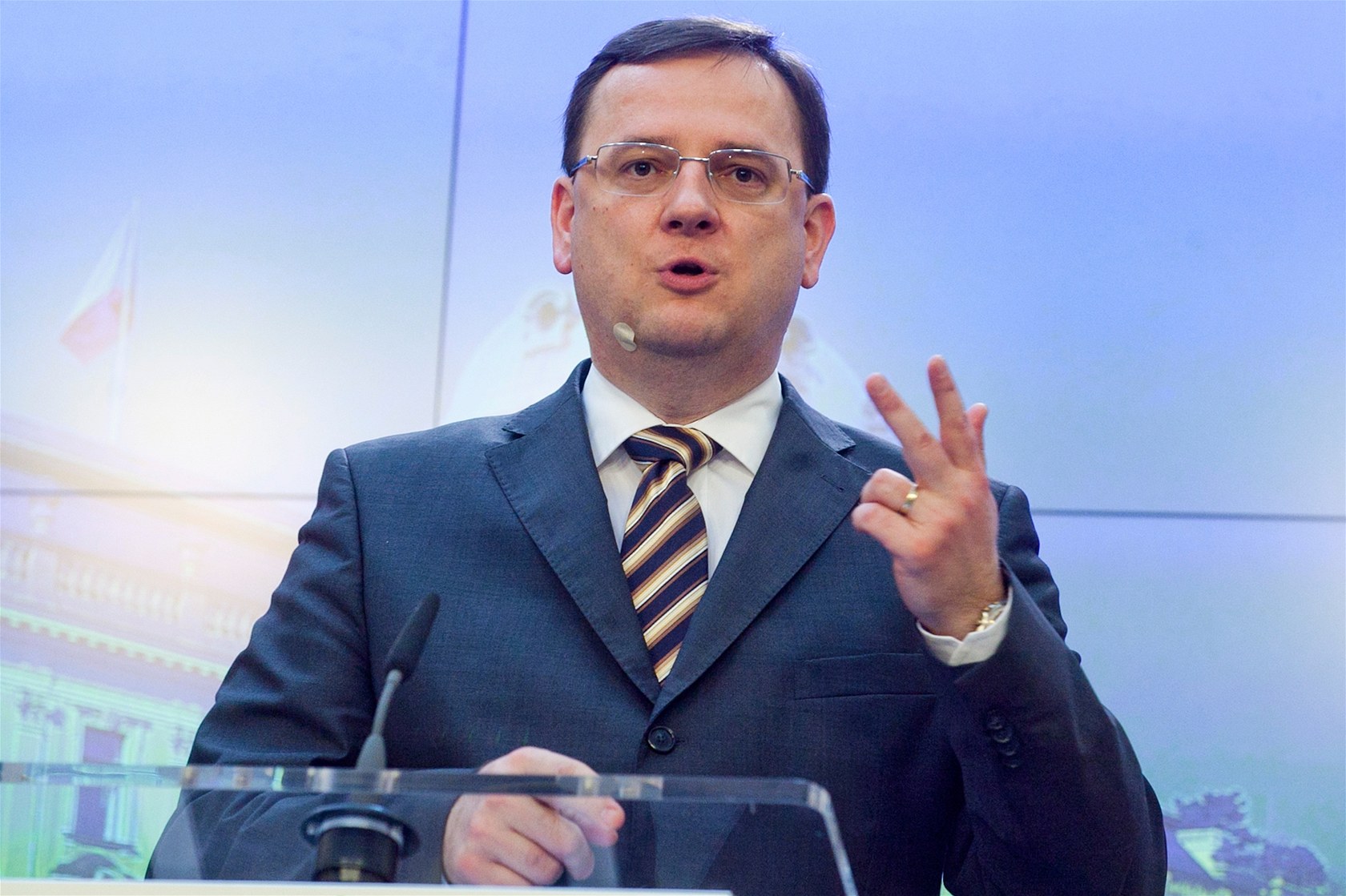Jsme jiná krevní skupina, s t�mito lidmi jsem v�dy bojoval, �íká premiér Petr Ne�as o bývalém pra�ském primátorovi a poslanci ODS Pavlu Bémovi, jeho� nahrávky rozhovor� s pra�ským podnikatelem Romanem Janou�kem usv�d�ují, �e byl siln� pod jeho vlivem.