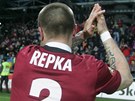 Tomá epka, kapitán Sparty, se po zápase s Mladou Boleslaví zdraví s fanouky.