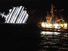 U havarované lodi Costa Concordia byla v noci spatena speciální lo na