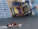 Záchranái u ztroskotané lodi Concordia (16. ledna 2012)