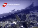 Proraená ást trupu lodi Costa Concordia. Snímek zveejnila italská pobení...