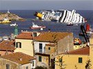 Vrak lodi Costa Concordia nedaleko toskánského ostrova Giglio (18. ledna 2012) 