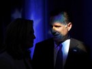 Mitt Romney hovoí se svou manelkou Ann bhem pestávky pi pedvolební