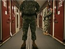 Amerití bachai kontrolují cely ve vznici Guantánamo. (9. íjna 2007)