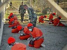 Trestanci ekají na dvoe vznice Guantánamo. (11. ledna 2002)