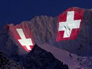 výcarská národní vlajka se promítá na títu Jungfrau k oslav sta let od...