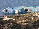 ásten potopený vrak lodi Costa Concordia u italského ostrova Giglio (18.