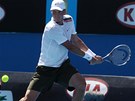 DO KOLEN. Tom Berdych zvldl vstup do Australian Open bez zavhn.