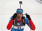 Andrej Makovjev v cíli vítzného závodu Svtového poháru v biatlonu v Novém