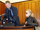 Dara Rolins u soudu se svým právním zástupcem Robertem Vladykou
