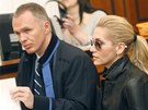 Dara Rolins u soudu se svým právním zástupcem Robertem Vladykou (18. ledna 2012)