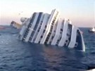 Ztroskotaná lo Costa Concordia se potápí.
