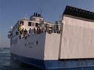 Záchranná lo piváí peiví pasaéry ztroskotané lodi Costa Concordia na