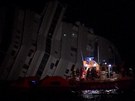 Záchranné práce u ztroskotané lodi Concordie probíhají ve dne i v noci.