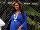 Beyoncé ve vysokém stupni těhotenství v šifónovém kaftanu s geometrickou...