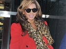 Beyoncé v červeném saku a tygrovanou hedvábnou šálou od Alexandra McQueena
