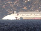 Costa Concordia leí na boku, pravá strana se potápí. 