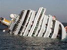 Costa Concordia leí na boku, pravá strana se potápí. 