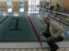 Architekt Milo Tempír u nového krytého bazénu v Zábehu.