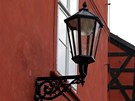 Budovu palku v centru Chebu zdob nov historicky vyhlejc lampy.