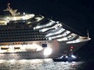 Italská luxusní lo Costa Concordia uvázla na mlin. Záchranné práce trvaly...