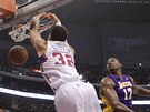 Blake Griffin z LA Clippers smeuje v mstském derby na ko Lakers, pihlíejí