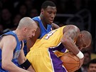 Kobe Bryant (vpravo) z LA Lakers pod tlakem Jasona Kidda (vlevo) a Iana