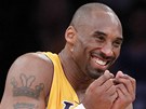 TAK TO JE PRA. Kobe Bryant z LA Lakers se usmívá po vítzné stele spoluhráe